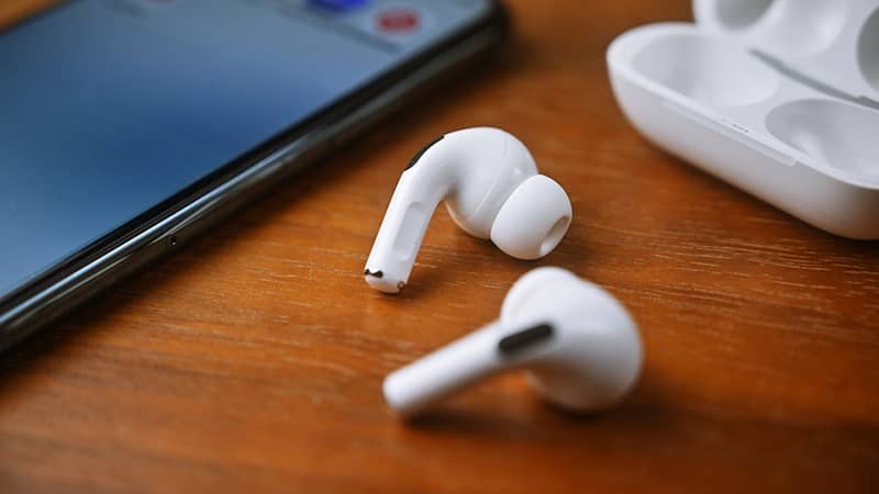 Российский рынок наушников: 6,8 млн TWS (+28 %); выручка +3 %