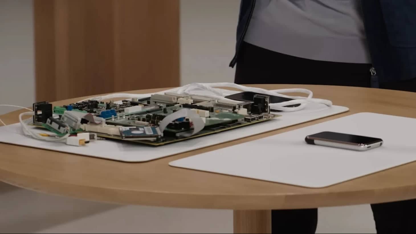 Тим Кук показал iPod первого поколения, iPhone и Apple Watch